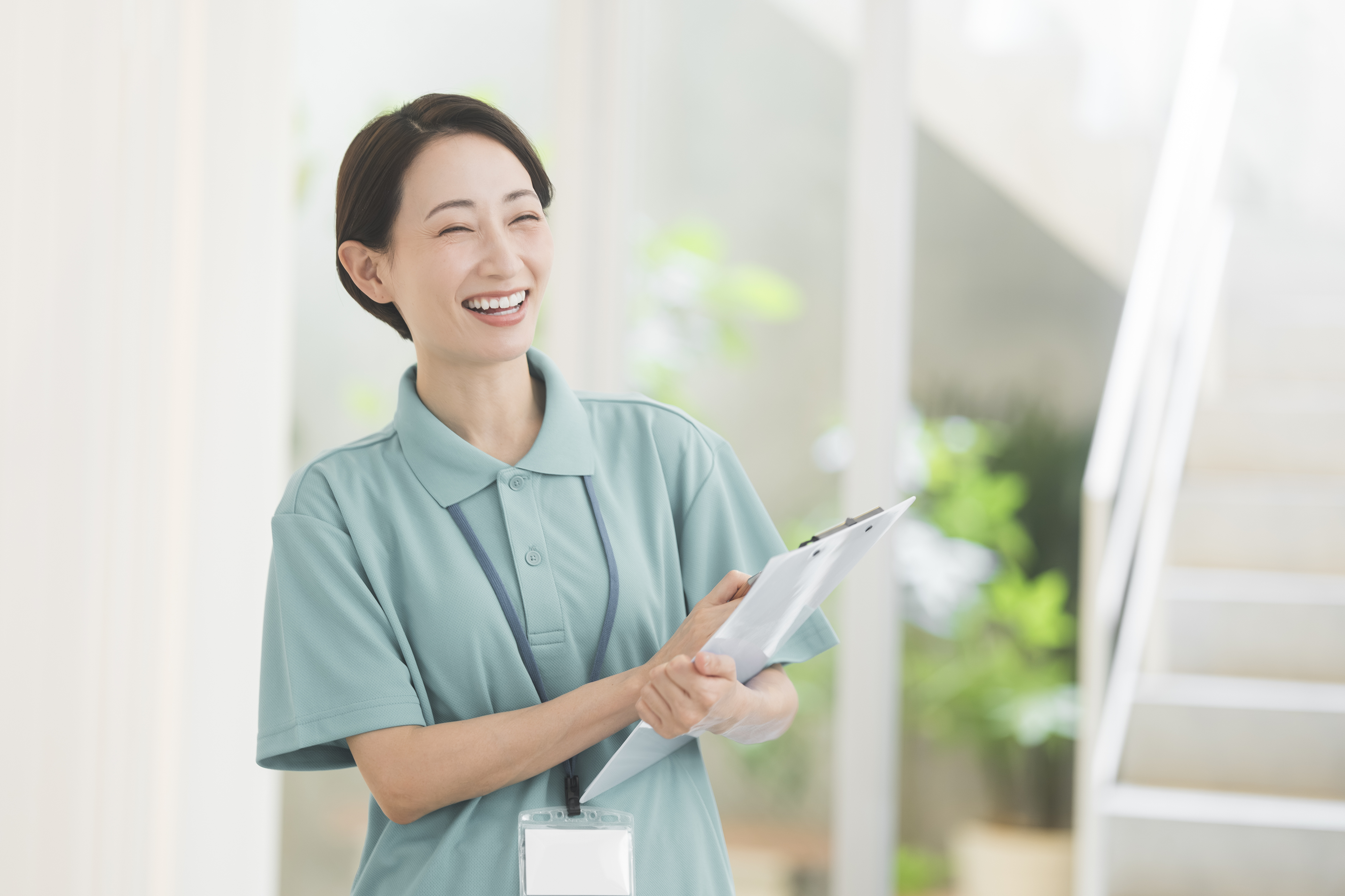 パソコンを見ながら考えごとをする女性